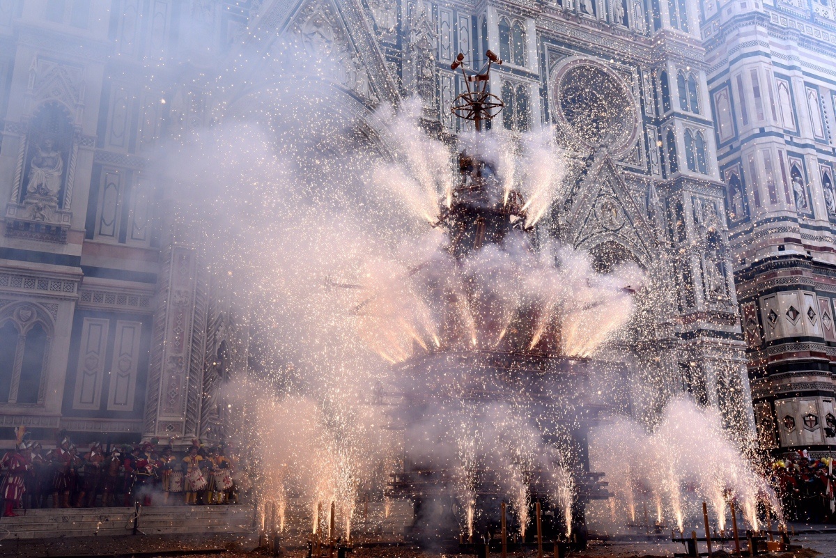 Image of the event in Florence of the "scoppio del carro"