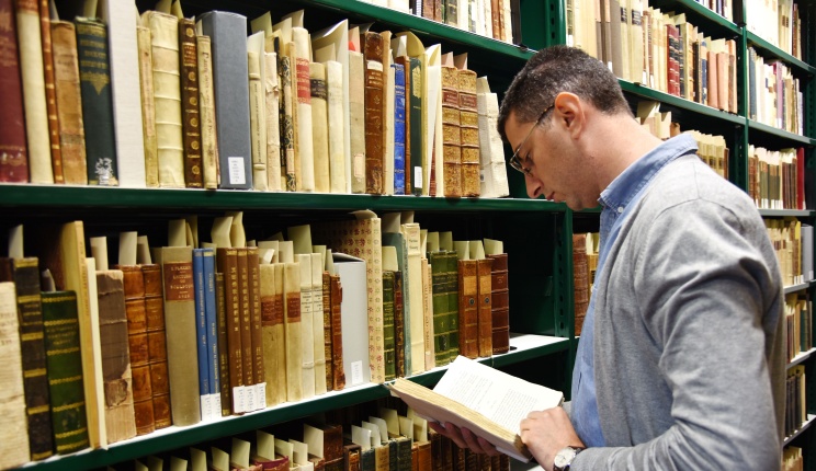 An I Tatti librarian consulting a book
