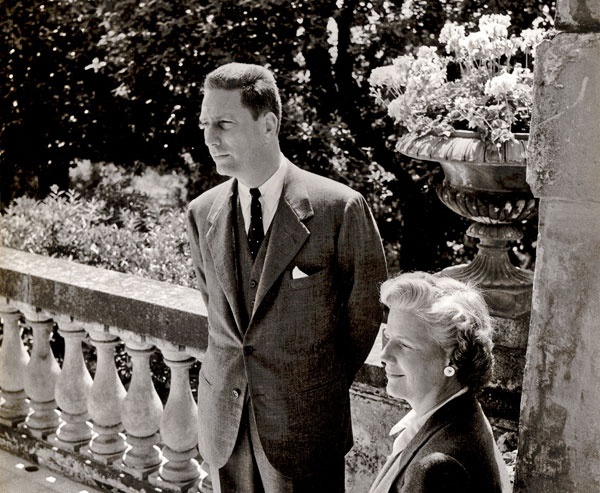 Laurance and Isabel sitting on the terrace of the AAR's Villa Aurelia