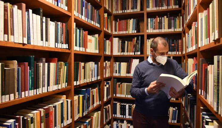 Fellow reading in the Berenson library