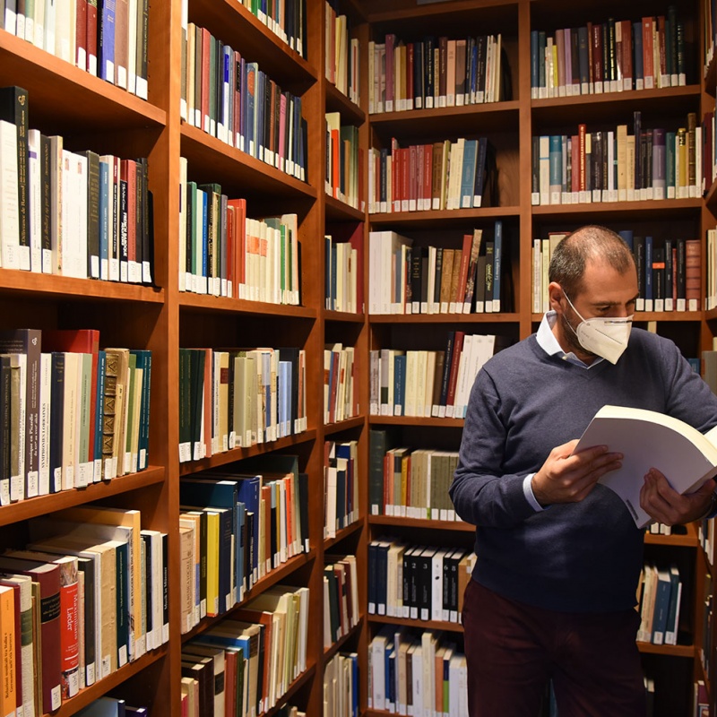 Fellow reading in the Berenson library