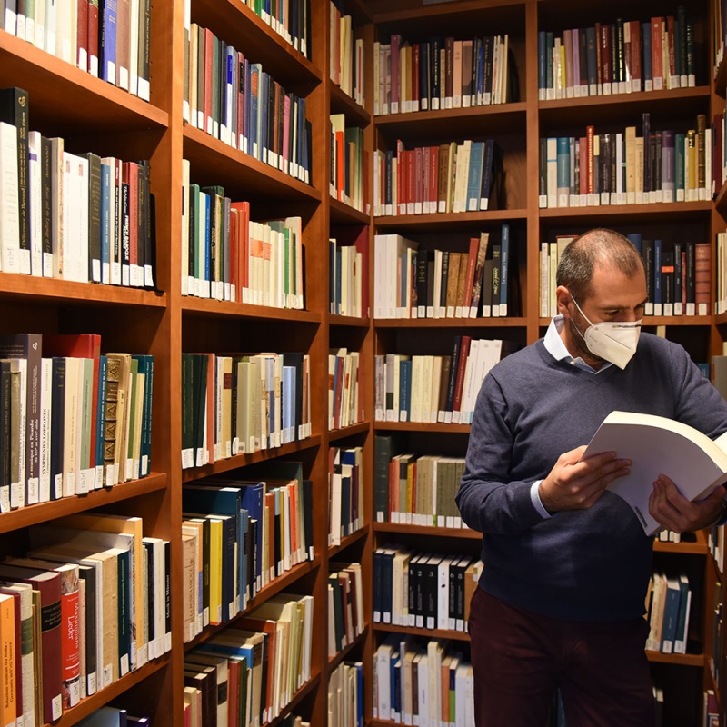 Fellow reading in the Berenson library